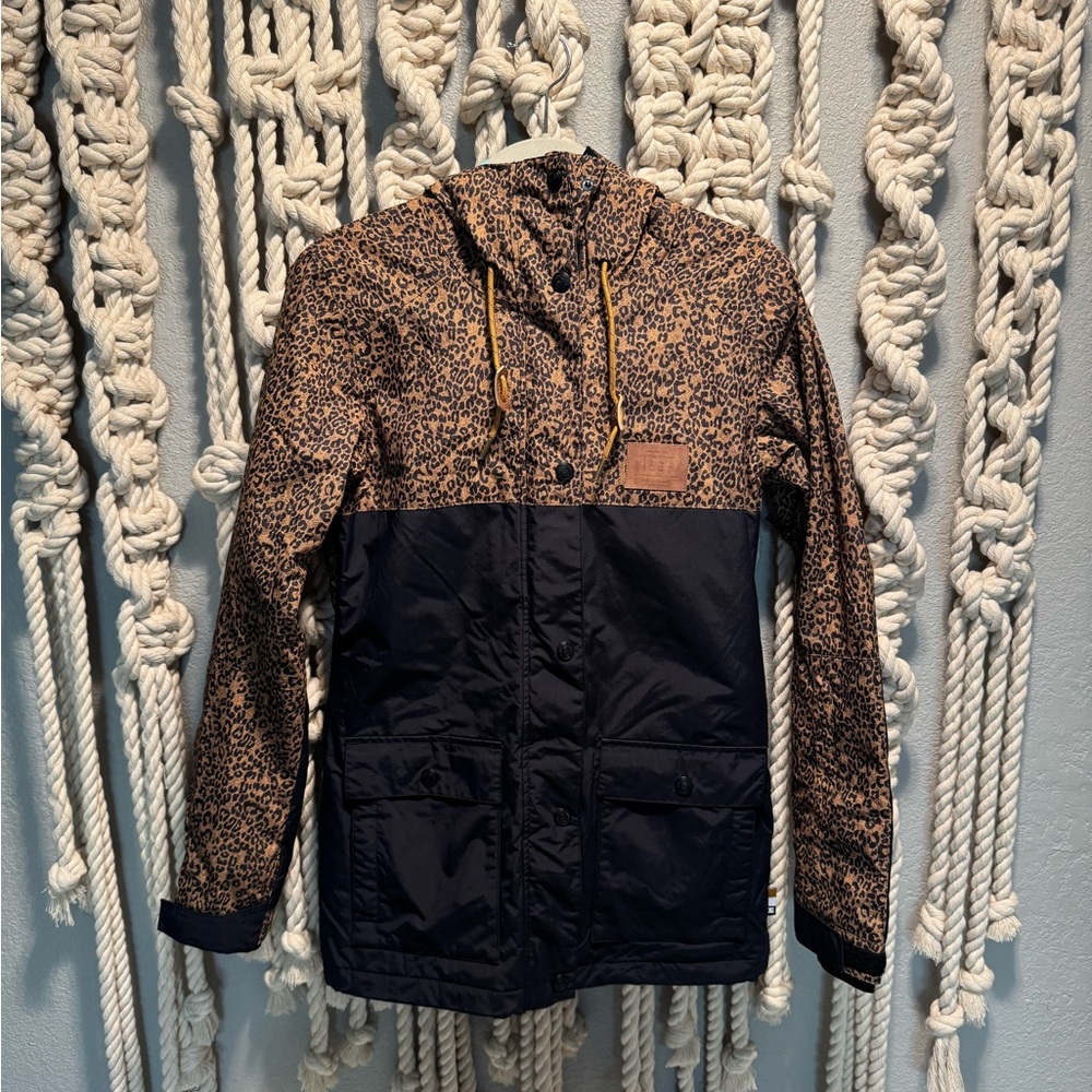 DC Shoe Co - Women’s snowboarding Jacket | XS teal and leopard print